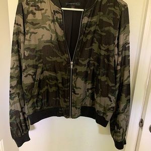 Women’s casual camouflage Bomber jacket.